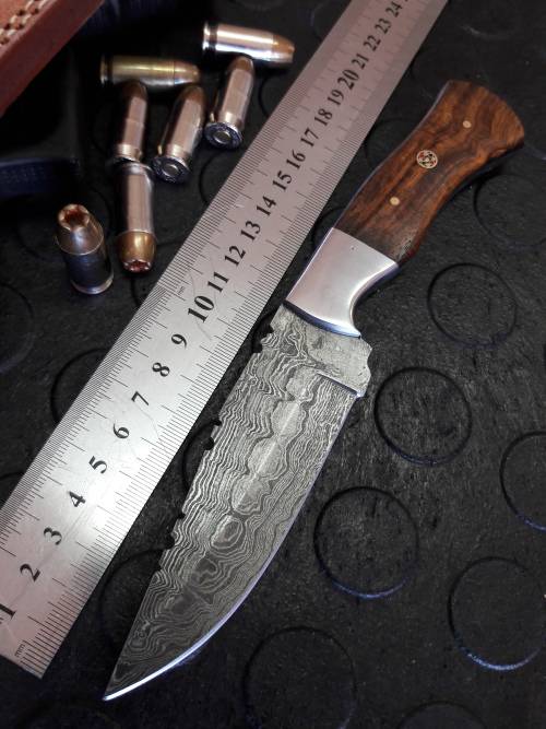Handmade DAMASCUS Steel Knife, Wooden handle scales. Crazy R1 start, No reserve.