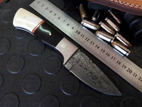 Handmade DAMASCUS steel Knife with Camel bone and bull horn handle. R1 start, No reserve auction.