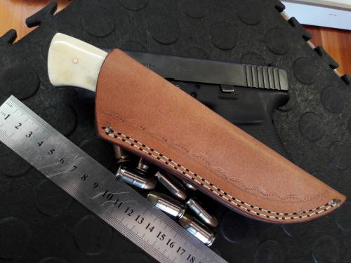 Handmade DAMASCUS steel Knife with Camel bone and bull horn handle. R1 start, No reserve auction.