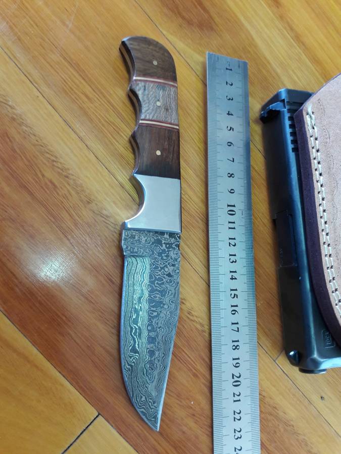 Handmade DAMASCUS Steel Knife, WOODEN handle scales. Crazy R1 start, No reserve.