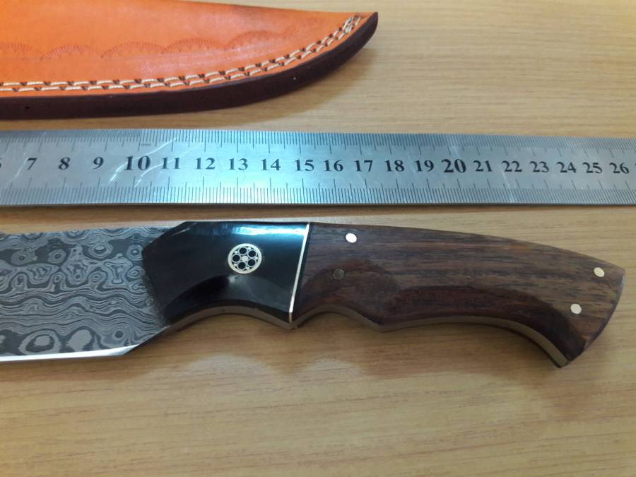 Handmade DAMASCUS Steel Knife, Bull Horn and Wooden handle. Crazy R1 start, No reserve.