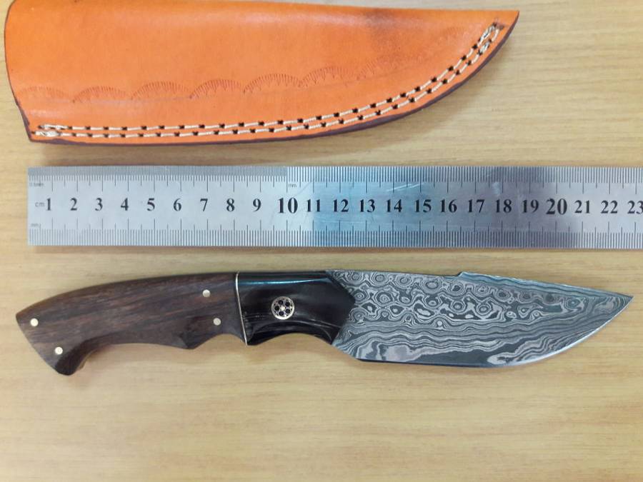 Handmade DAMASCUS Steel Knife, Bull Horn and Wooden handle. Crazy R1 start, No reserve.