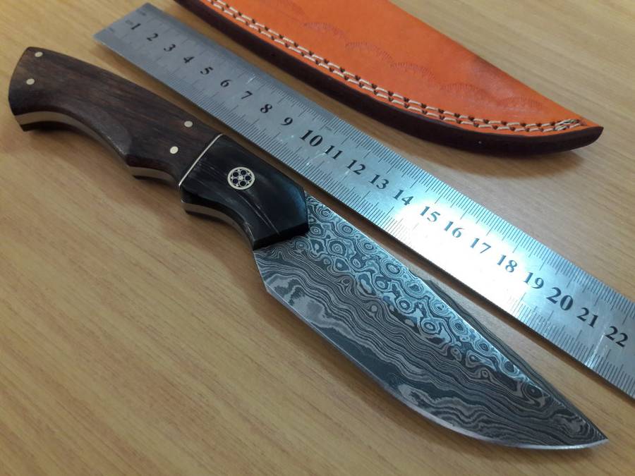 Handmade DAMASCUS Steel Knife, Bull Horn and Wooden handle. Crazy R1 start, No reserve.