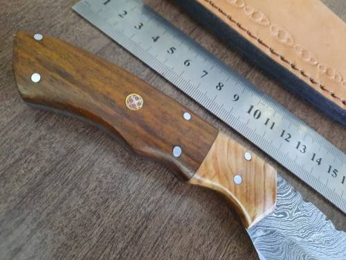Handmade Damascus steel HUNTING  knife with WOODEN handle scales.  NEW STOCK !!