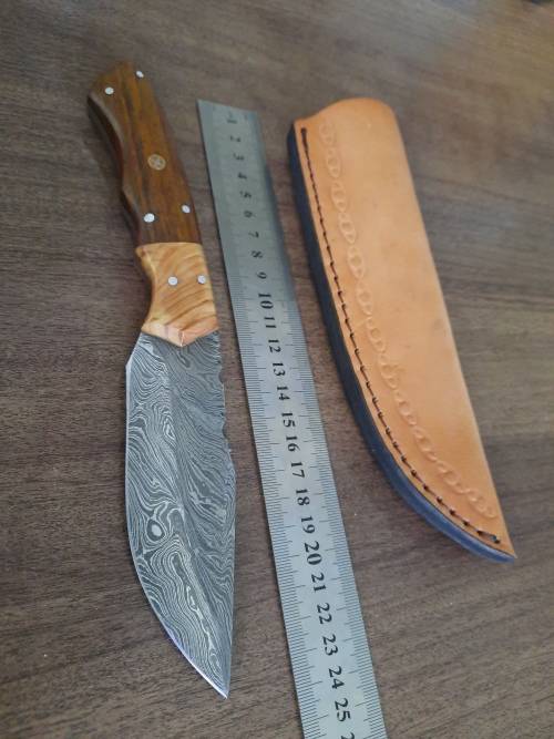 Handmade Damascus steel HUNTING  knife with WOODEN handle scales.  NEW STOCK !!