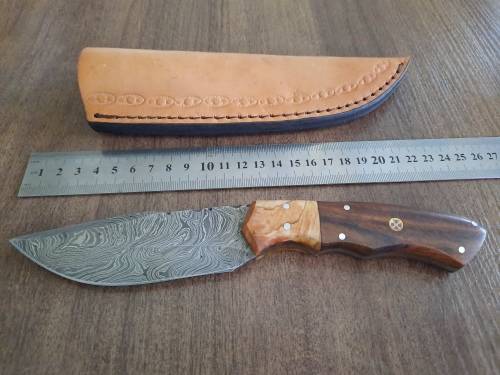 Handmade Damascus steel HUNTING  knife with WOODEN handle scales.  NEW STOCK !!