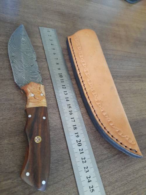 Handmade Damascus steel HUNTING  knife with WOODEN handle scales.  NEW STOCK !!