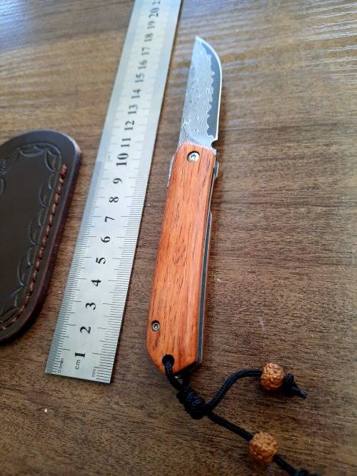 Damascus VG-10 Stainless Steel folding knife, RAZOR Sharp, New Stock, High Quality, Rosewood handle.