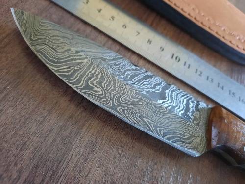 Handmade Damascus steel HUNTING  knife with WOODEN handle scales.  NEW STOCK !!