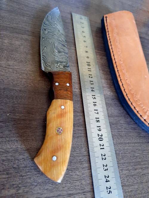 Handmade Damascus steel HUNTING  knife with WOODEN handle scales.  NEW STOCK !!