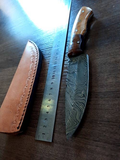 Handmade Damascus steel HUNTING  knife with WOODEN handle scales.  NEW STOCK !!