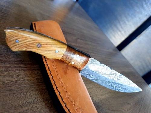 Handmade Damascus steel HUNTING  knife with WOODEN handle scales.  NEW STOCK !!