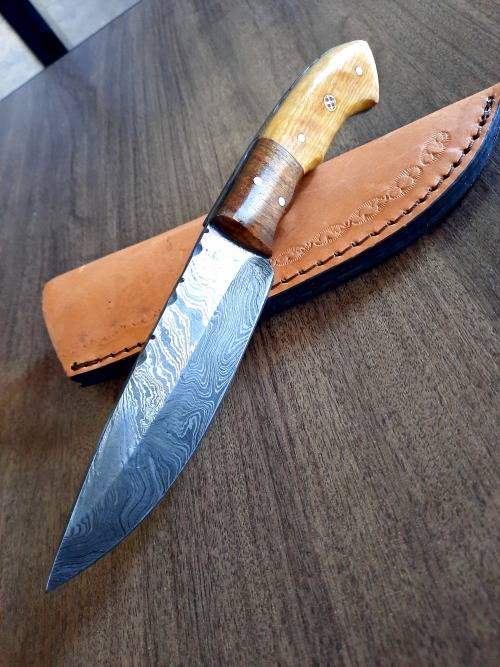 Handmade Damascus steel HUNTING  knife with WOODEN handle scales.  NEW STOCK !!