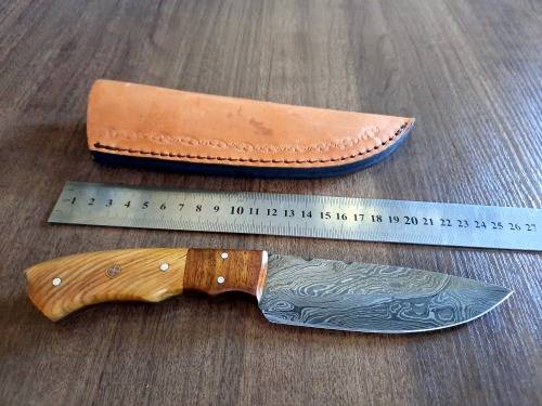 Handmade Damascus steel HUNTING  knife with WOODEN handle scales.  NEW STOCK !!