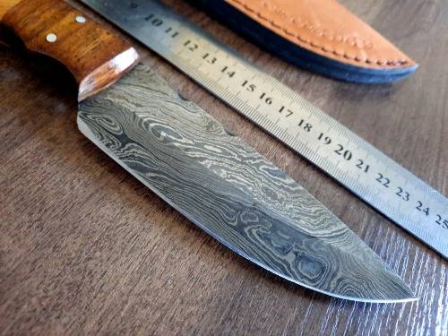 Handmade Damascus steel HUNTING  knife with WOODEN handle scales.  NEW STOCK !!