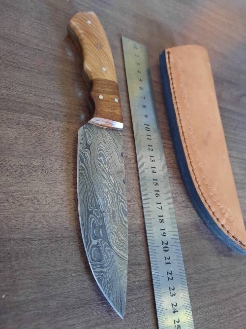 Handmade Damascus steel HUNTING  knife with WOODEN handle scales.  NEW STOCK !!