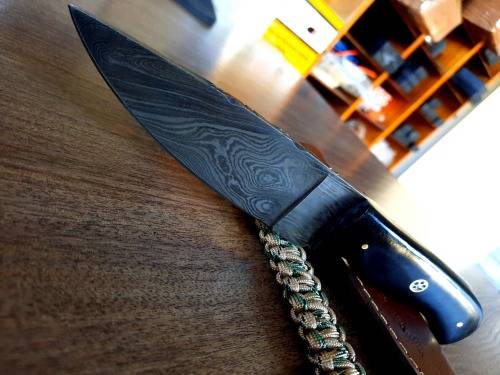 Handmade Damascus steel HUNTING  knife with BULL HORN handle scales. FREE Bracelet !!!!