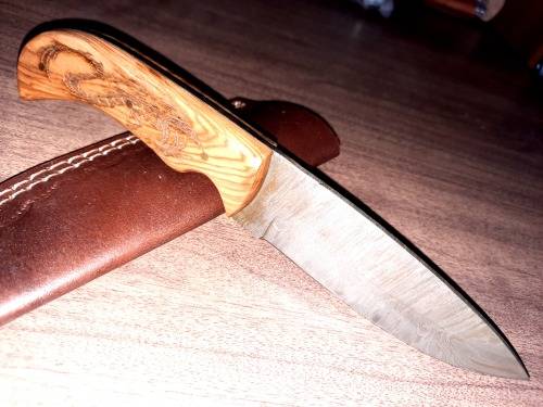 Handmade Damascus steel HUNTING Knife with Wooden handle scales  engraved. Free leather sheath.