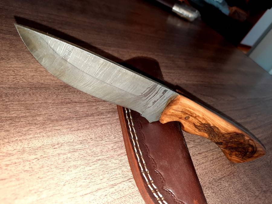 Handmade Damascus steel HUNTING Knife with Wooden handle scales, No leather included.