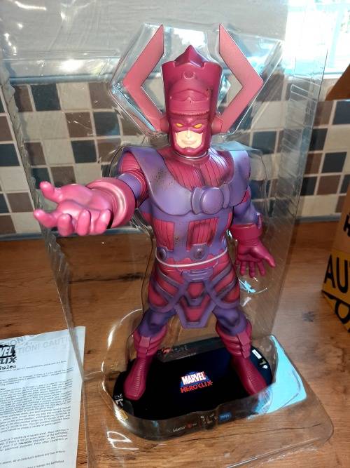 Marvel Heroclix GALACTUS, very good condition, see all pictures, boxed. Crazy R1 start auction.