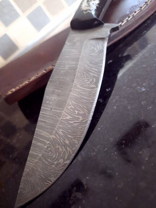 Handmade Damascus steel HUNTING  knife with Bull Horn handle scales.