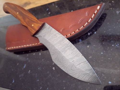 Handmade Damascus steel HUNTING  knife with Wooden handle scales. Please read description.