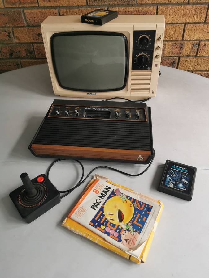 Atari 2600 with TV (ready to play)