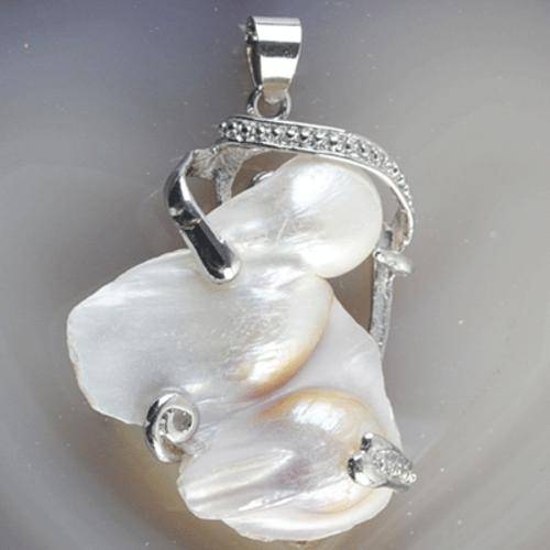 NATURAL BAROQUE PEARL PENDANT 36MMX29MM