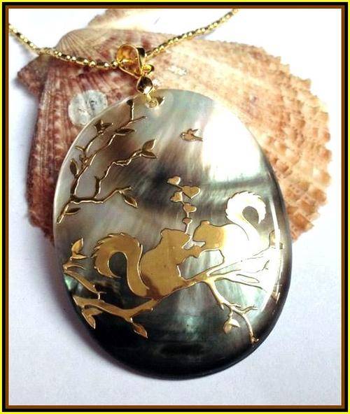 ABALONE SHELL AND GOLD PRINTED PICTURE PENDANT 43 X 35 MM
