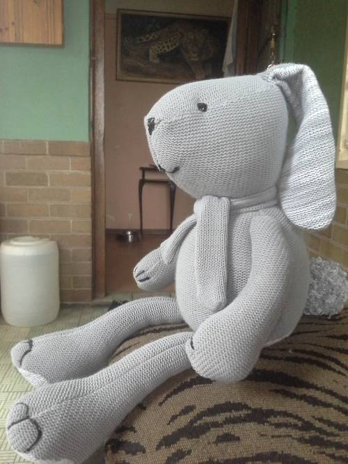 KNITTED BUNNY WITH BLEED DETAIL AND A LITTLE BOW