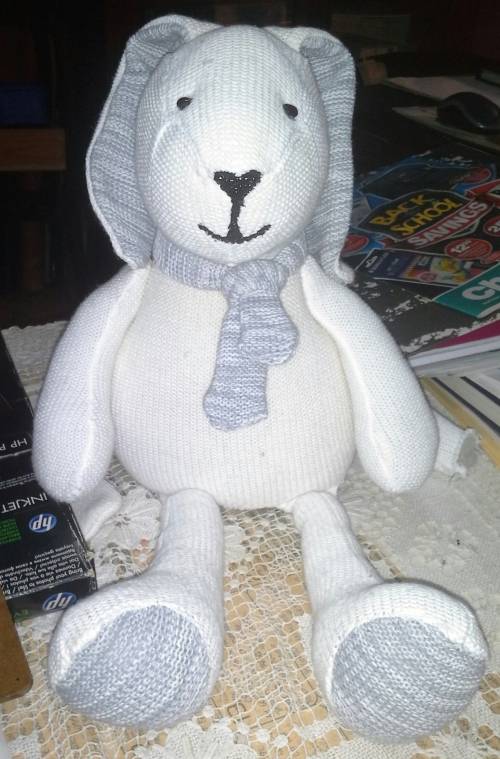 KNITTED BUNNY WITH BLEED DETAIL AND A LITTLE BOW