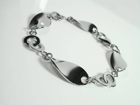 13.5 grms SUPER LIGHT UNUSUAL STAINLESS STEEL 316L  MIRRORED  POLISHED BRACELET