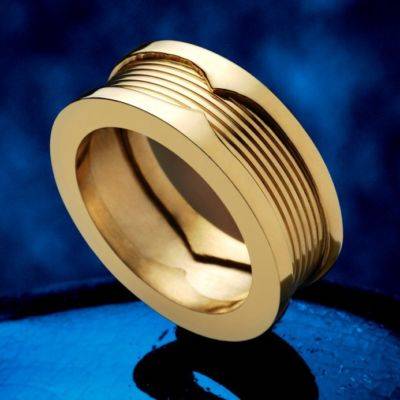 SOLID STAINLESS STEEL WEDDING  BAND GOLD **NEVER TO TARNISH ***SIZE 10  AVAILABLE***