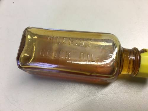 Clock precision oiler with Moebius oil