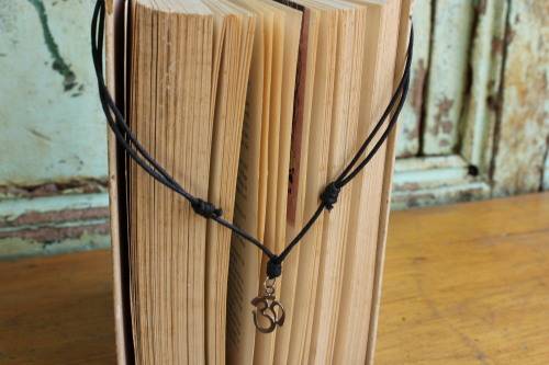 "Om" Sign Pendant and Necklace (Adjustable) **Free Vintage Gift per Order**