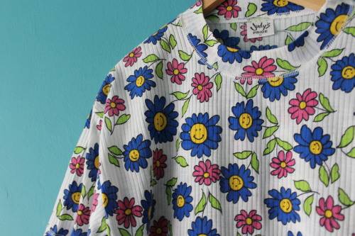 Vintage Smiley Face Floral T-Shirt (Small / Medium)