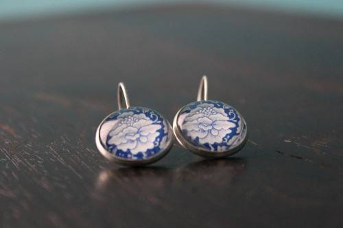 Vintage Style Blue and White Floral Earrings (Silver coloured metal hoop)
