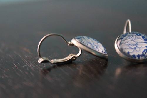 Vintage Style Blue and White Floral Earrings (Silver coloured metal hoop)
