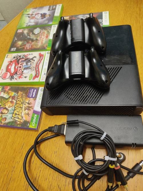 Xbox 360 2 controllers + 5 Games
