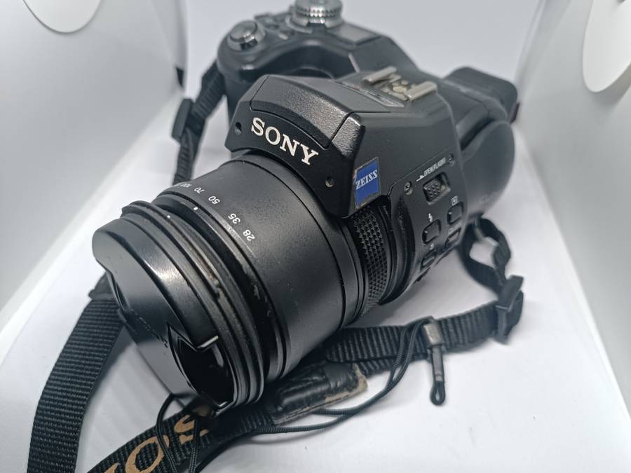 Sony CyberShot DSC F828 - 8MP - 7x Zoom - Digital Bridge Camera