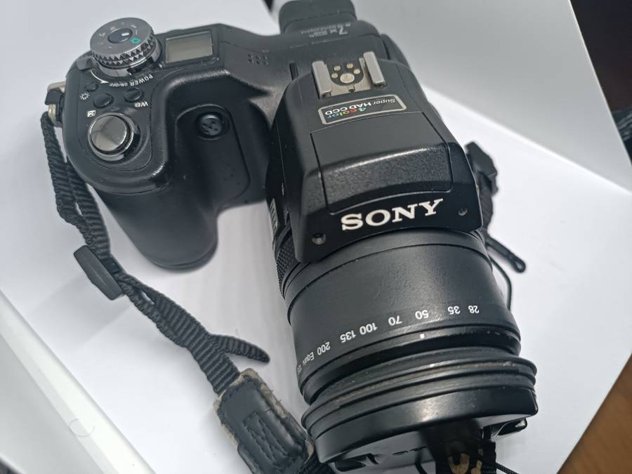 Sony CyberShot DSC F828 - 8MP - 7x Zoom - Digital Bridge Camera
