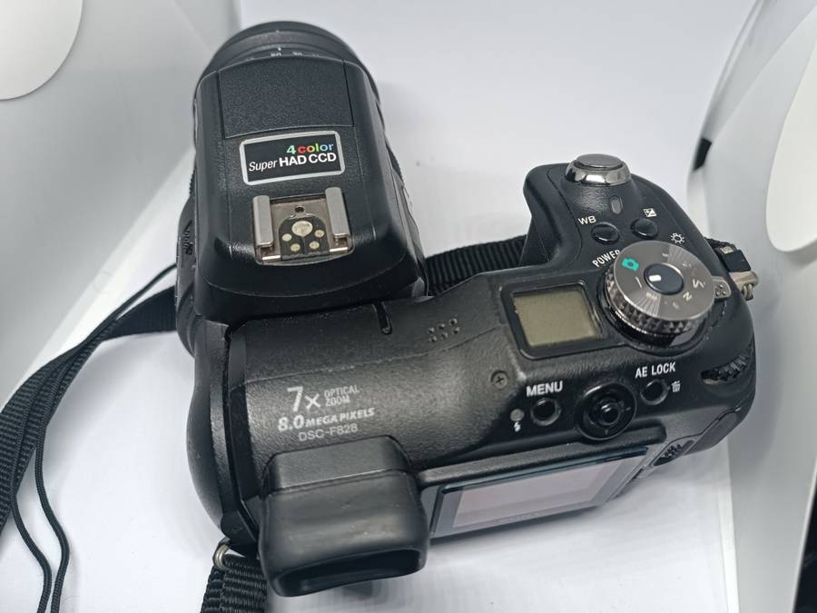 Sony CyberShot DSC F828 - 8MP - 7x Zoom - Digital Bridge Camera