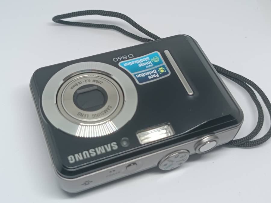 Samsung D860 - 8.1MP - 3x Zoom - Digital Camera