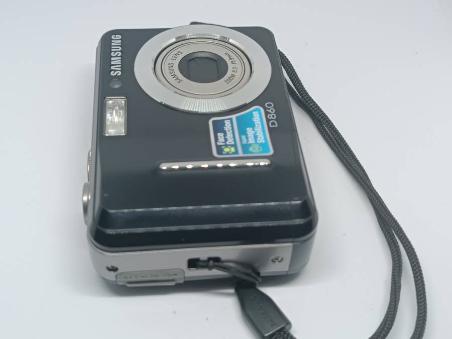 Samsung D860 - 8.1MP - 3x Zoom - Digital Camera
