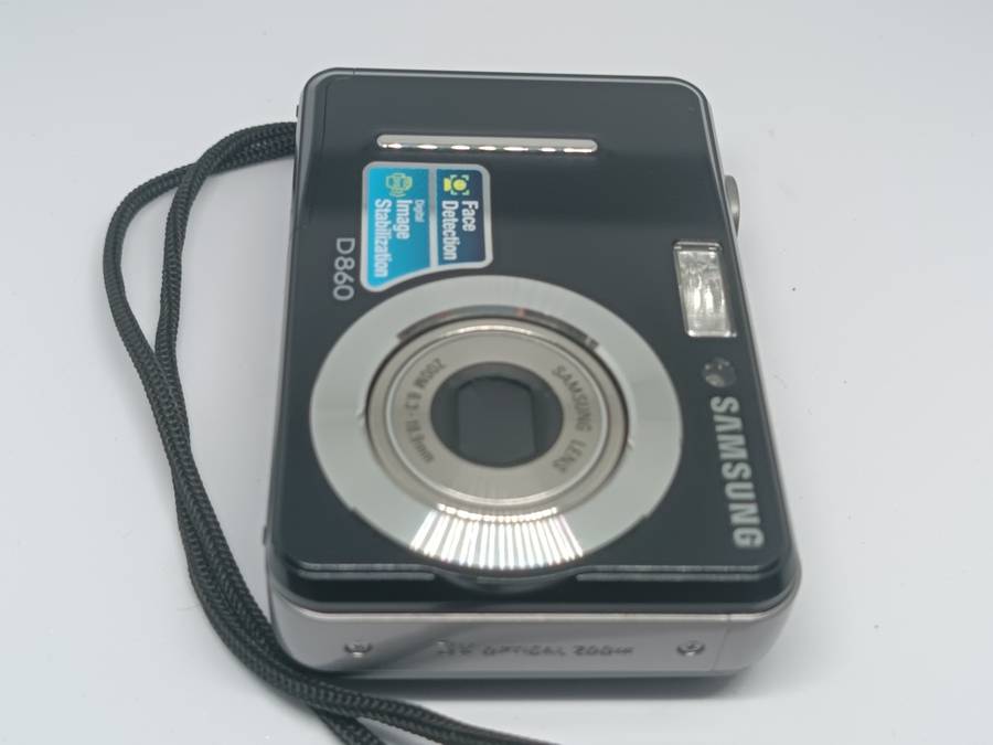 Samsung D860 - 8.1MP - 3x Zoom - Digital Camera