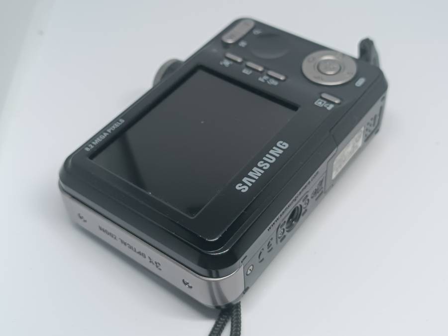 Samsung D860 - 8.1MP - 3x Zoom - Digital Camera