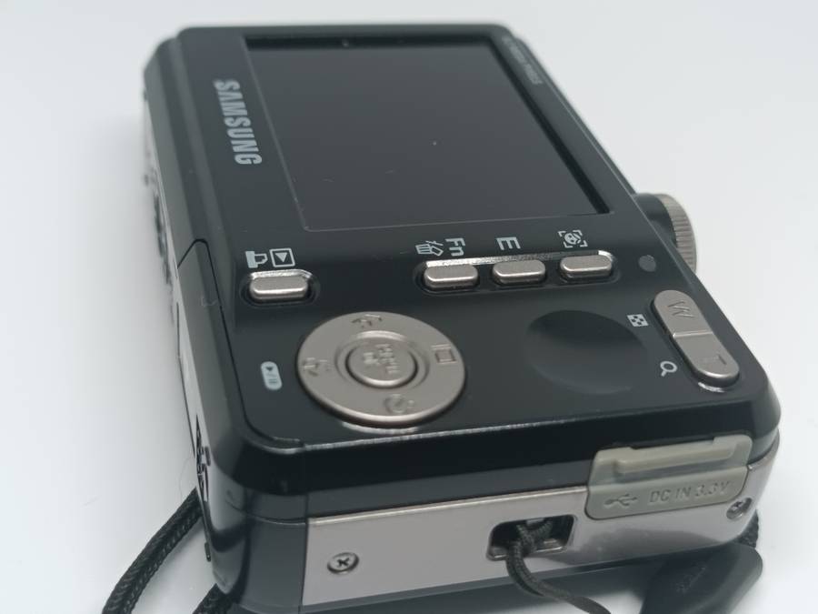 Samsung D860 - 8.1MP - 3x Zoom - Digital Camera