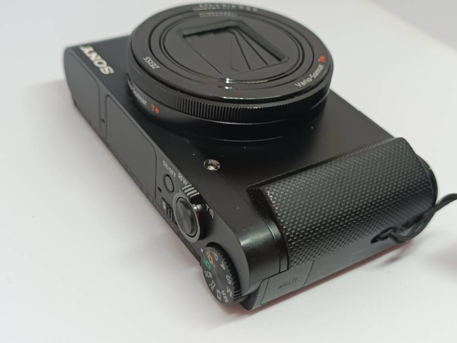 Sony Cyber-shot DSC-HX90V - 18.2MP - 30x Zoom - Digital Camera