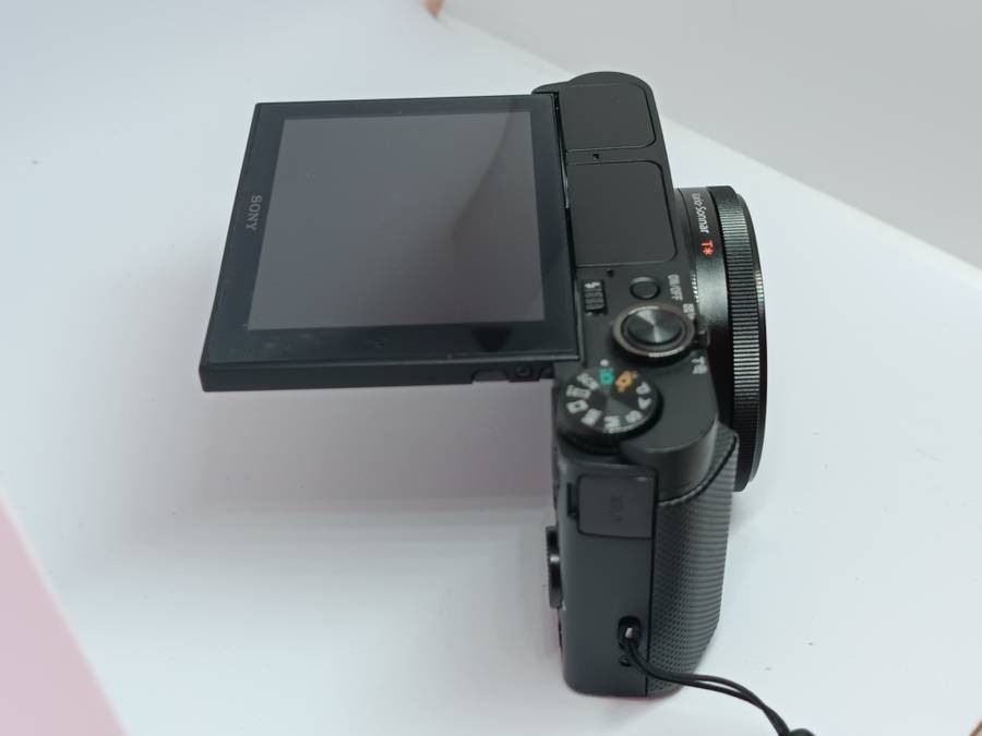 Sony Cyber-shot DSC-HX90V - 18.2MP - 30x Zoom - Digital Camera