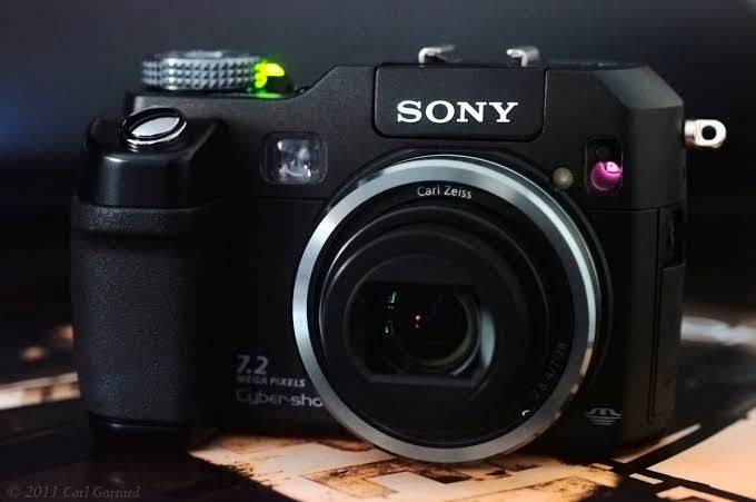 Sony DSC CyberShot V3 (lcd is white)- 7.2MP - 4x Zoom - Digital Camera FOR PARTS OR REPAIR!!!